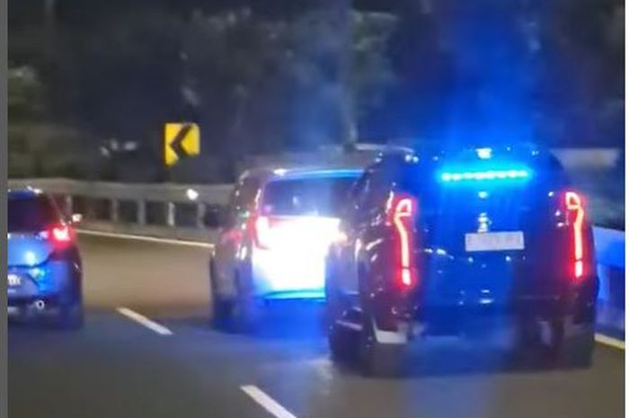 Cuplikan video Mitsubishi Pajero Sport full strobo dorong Toyota Calya di lajur kanan jalan tol