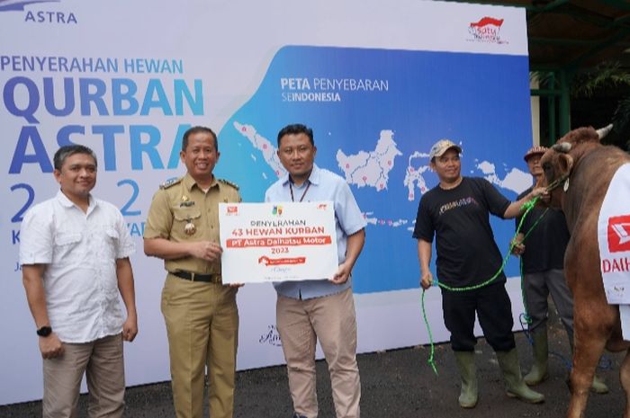 Penyerahan hewan kurban dilakukan secara simbolis