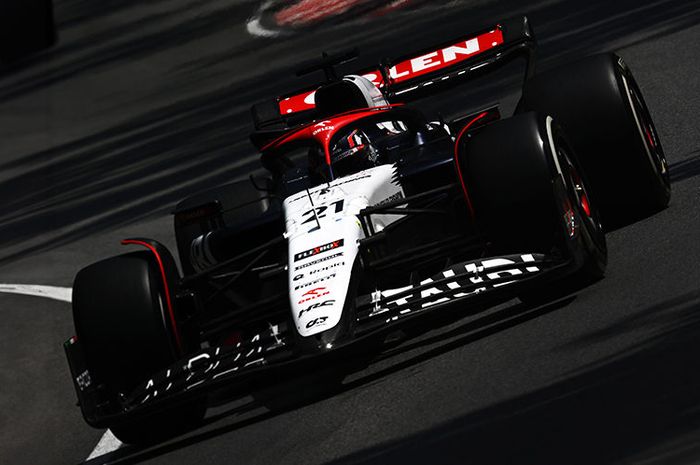 Pembalap keturunan Indonesia, Nyck de Vries, terancam didepak dari tim Scuderia AlphaTauri