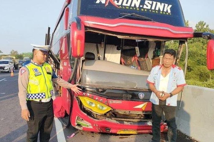 Bus PO Agra Mas kecelakaan fatal tabrak truk dan pembatas jalan di KM 82.600/B tol Cipali hingga membuat kernet tewas