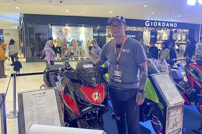 Rifky Hidayat bersama Yamaha XMAX miliknya.