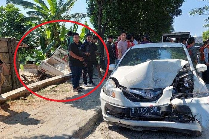 Dalam lingkaran merah, pikap toko bangunan muatan pasir dan semen terperosok ke selokan usai ditabrak Honda Brio kecepatan tinggi di Jl Juanda, kota Depok