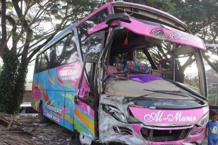 Bus Medium terguling dan hancur usai tabrakan adu banteng dengan Daihatsu Gran Max di Pringsewu, Lampung