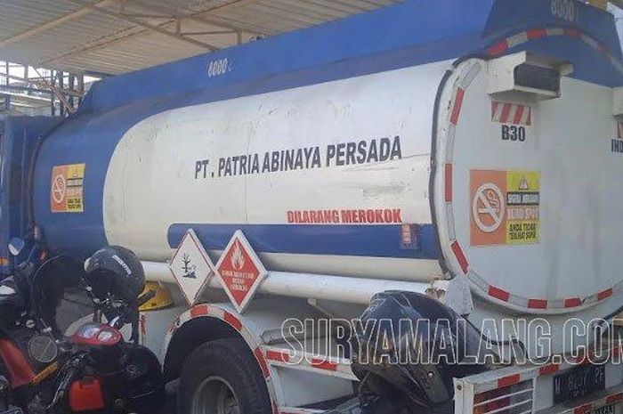 Truk pengangkut solar subsidi yang ditimbun oleh para pelaku