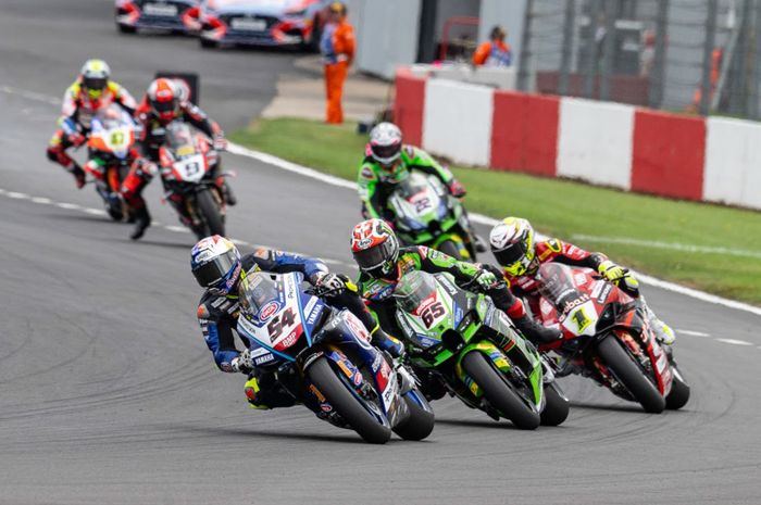 Toprak Razgatlioglu akhirnya sukses mengkudeta Alvaro Bautista dengan memenangkan Superpole Race WorldSBK Inggris 2023.