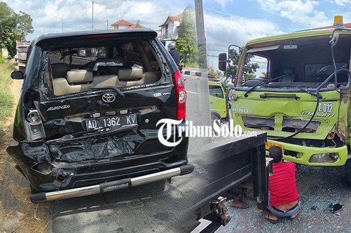 Toyota Avanza ditabrak dump truck di traffic light desa Klepu, Ceper, Klaten