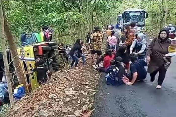 kejadian bus Trans Jogja berisi 33 penumpang terguling di Tanjakan Gemulung Yogyakarta, Minggu (2/7/2023).