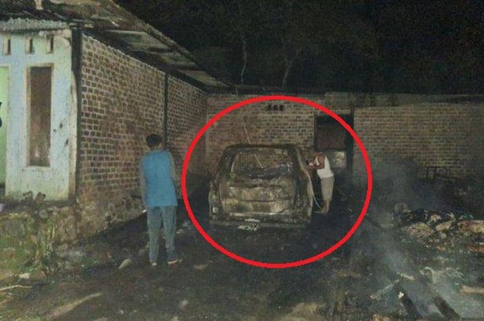 Toyota Calya yang ikut jadi rongsokan akibat kebakaran rumah kayu di desa Batang Merangin, Kerinci, Jambi