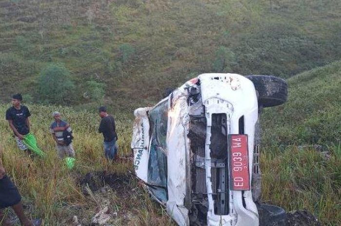 Ambulans Toyota Hilux 2.4G 4x4 M/T milik Pemkab Sumba Timur terjun ke jurang di Watu Pakataka, desa Praipaha, Nggaha Ori Angu, Sumba Timur
