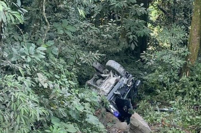 Toyota Hilux masuk jurang usai hindari batu, satu penumpang meninggal dunia