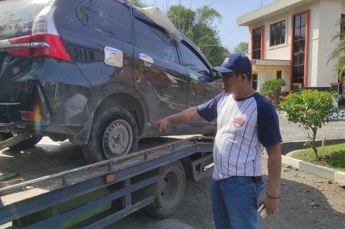 Barang bukti Toyota Avanza yang menabrak dua pria hingga tewas tertelungkup di selokan Jl AH Nasution, kota Medan