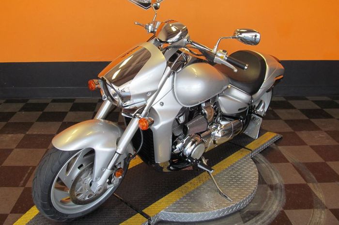 penampakan moge Suzuki bermesin V-Twin 1.800 cc, tampangnya lebih sporty dari Harley-Davidson.