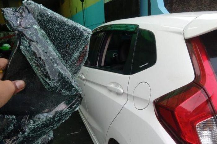 Kaca pintu belakang kiri Honda Jazz GK5 milik pengusaha bengkel pecah, kerugian senilai Rp 20 jutaan