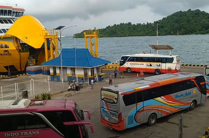 Ilustrasi: Penumpang harus turun dari bus saat naik kapal feri, ternyata alasannya penting.