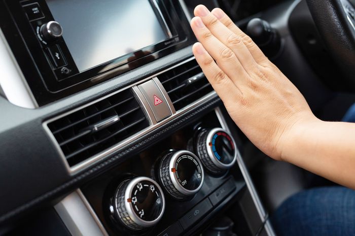 Cara menghilangkan debu ac mobil tanpa perlu bongkar dasbor.