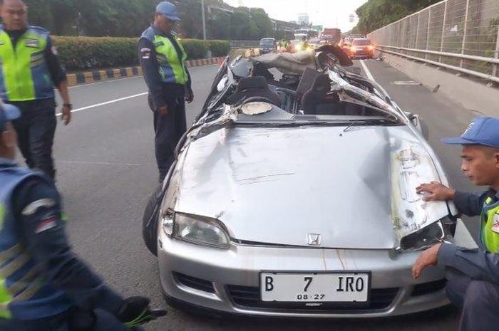 Honda Civic Estilo kecelakaan fatal hingga atap terkelupas dan terbalik di tol Kelapa Gading