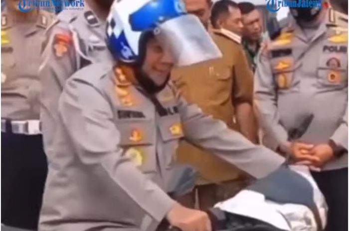 Jenderal Polisi Bintang Dua, Irjen Pol Suntana saat menjajal ujian praktik SIM C tapi gagal