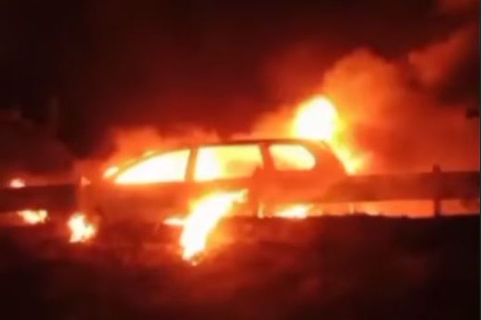 Rekaman dari warga Toyota Avanza nopol H 1572 BZ terbakar di KM 305.800 tol Pejagan-Pemalang