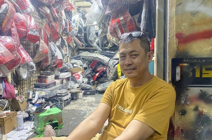 Kang Uus, punggawa Rifal Variasi, spesialis servis lampu mobil di Mal Blok M, lantai basement blok D no.9