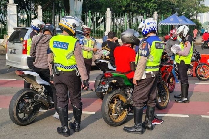 Foto ilustrasi razia polisi. Jangan coba-coba modifikasi motor pakai knalpot brong apalagi buat blayer di jalan, bisa tekor Rp 250 ribu.