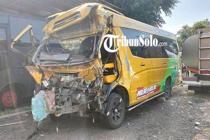 Isuzu Elf berpenumpang 11 Kepala MI Ajibarang, Banyumas hancur usai tabrak truk tronton di tol Solo-Ngawi KM 536.600/B