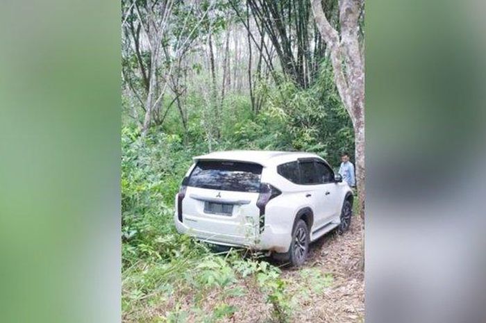 Mitsubishi Pajero Sport ditinggal di kebun karet, sopir tiba-tiba lari ketakutan masuk  hutan di desa Biduri Bersujud, Sungai Loban, Tanah Bumbu, Kalimantan Selatan