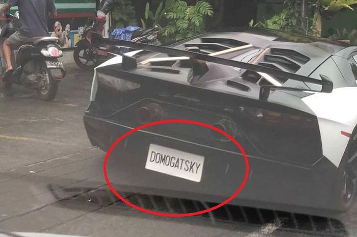Dalam lingkaran merah, Lamborghini pakai pelat nomor nama pribadi