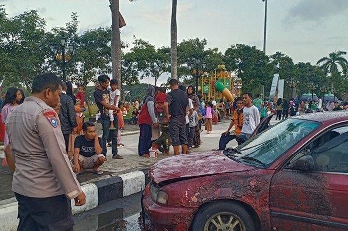 Suzuki Baleno milik wisatawan asal Jakarta Barat terbakar di alun-alun Purworejo, Jawa Tengah usai mesin meledak lepas distarter