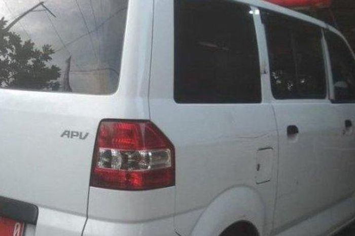 Ambulans Suzuki APV pelat merah yang dibawa Kepala Desa (Kades) Cikamunding, Cilograng, Lebak, Banten untuk maksiat di Villa Cisolok, Sukabumi