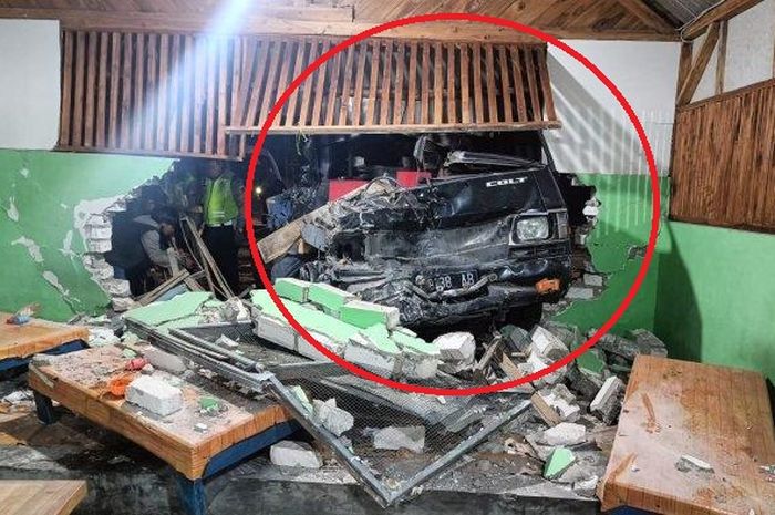 Dalam lingkaran merah, Mitsubishi L300 jebol tembok warung makan di desa Gesing, Semanding, Tuban