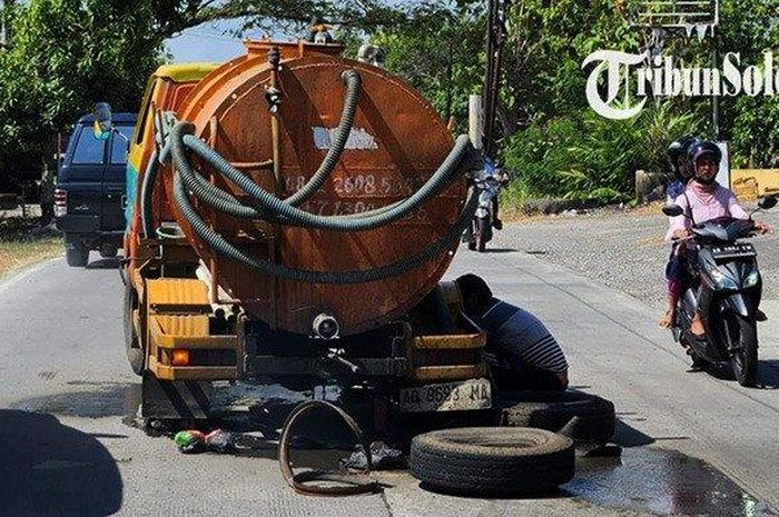 Truk sedot tinja pecah ban di jalan Tawangsari, Sukoharjo hingga sebabkan bau tak sedap