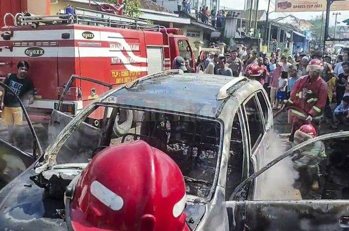 Toyota Avanza terbakar di Cikeleng, Singaparna, Tasikmalaya, Jawa Barat