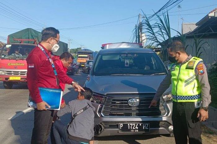 Anggota Satlantas Polres Probolinggo mengecek kondisi Toyota Kijang Innova Reborn diesel yang ditabrak Honda BeAT
