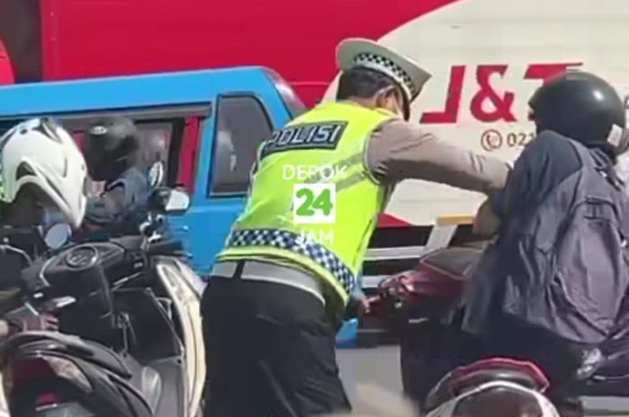 Polisi rompi hijau tarik-tarikan dengan pengendara Yamaha Mio J perkara ogah ditilang