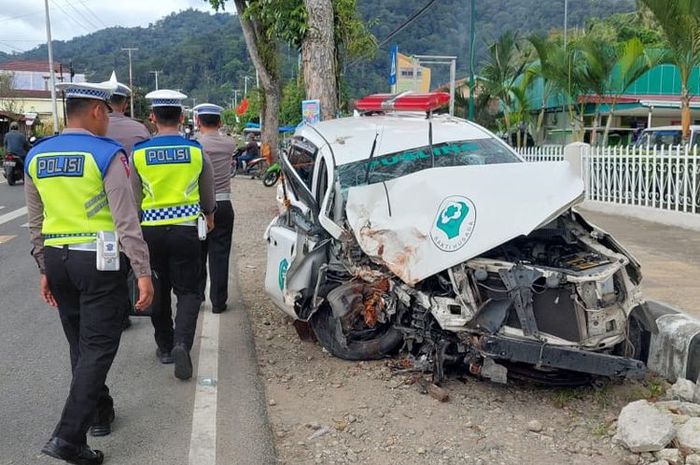 Toyota Kijang Innova yang dijadikan ambulans pelat merah milik Dinkes Padang Sidempuan hancur sejadi-jadinya di Panti, Pasaman, Sumatera Barat