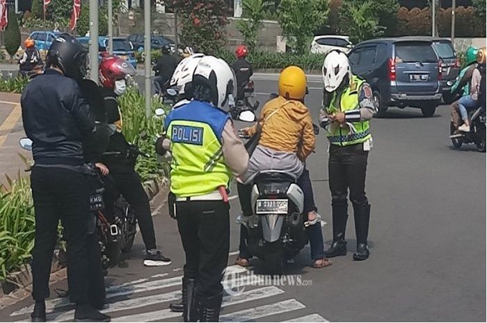 Ilustrasi razia Operasi Patuh Jaya 2023 di Jakarta, pemotor mendapat tilang.