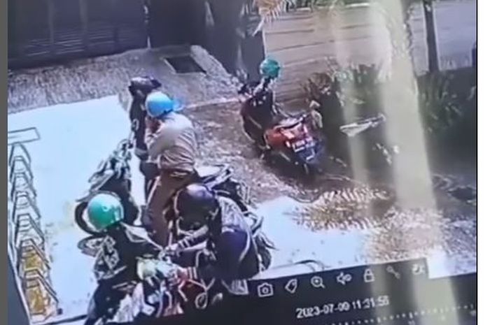 Rekaman CCTV pelaku maling motor di sebuah resto kawasan Pagedangan, Tangerang, sempat todong pistol ke saksi pengojek online