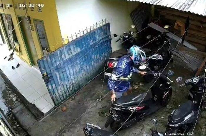 Maling motor beraksi saat sedang hujan