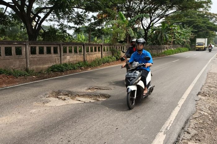 Jalan berlubang di akses Kalimalang