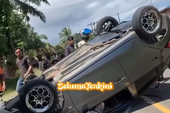 Honda Brio terbalik tatap langit usai pecah ban di KM 52 desa Air Latak, Seluma Barat, Kota Bengkulu