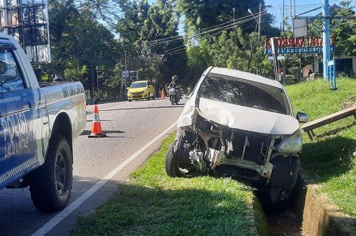 Toyota Avanza hancur di atas selokan usai tabrakan dengan Yamaha V-Ixion di Mentok, Bangka Barat, Bangka Belitung