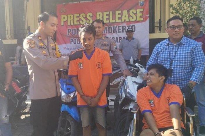 Iqbal Maulidi Ilyas duduk di kursi roda sambil kesakitan bersama rekannya Ahmadi saat jumpa pers pelaku maling motor ke kakap di Surabaya