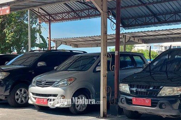 Kendaraan dinas terparkir di halaman Kantor Pemerintah Kabupaten (Pemkab) Sampang, Madura, Jumat (14/7/2023). 