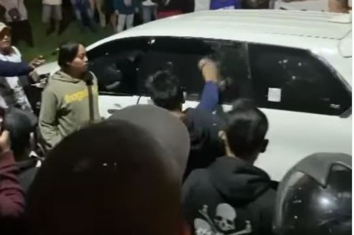 Toyota Avanza berisi 3 pria ngaku-ngaku anggota Polisi diamuk massa di depan perumahan Citraland, Jl Lontar, Lidah Kulon, Lakarsantri, Surabaya, (27/5/23) lalu