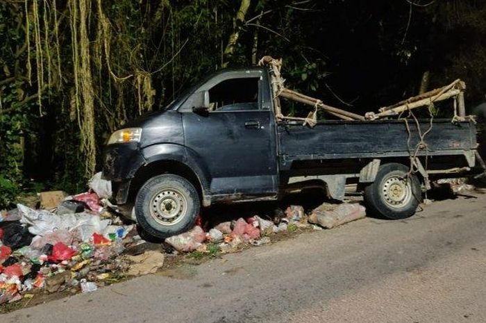 Suzuki Mega Carry berakhir nyangkut di tumpukan sampah usai ditabrak pengendara Yamaha NMAX hingga tewas di Kampung Air Samak, Menjelang, Mentok, Bangka Barat, Bangka Belitung