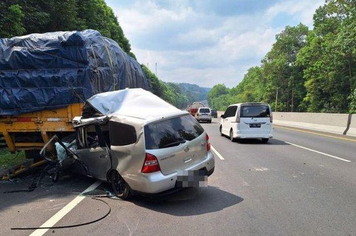 Nissan Grand Livina tusuk truk saat nyalip di Tol Cipularang. Tiga orang tewas