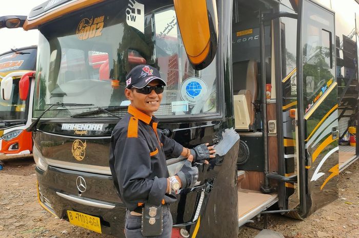 Inilah Moko Marquez, salah satu sopir bus PO Mahendra Transport yang terkenal sering pakai sarung tangan