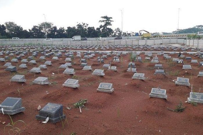 Inilah komplek pemakaman di tengah jalan tol Nagrak, Gunungputri, Bogor