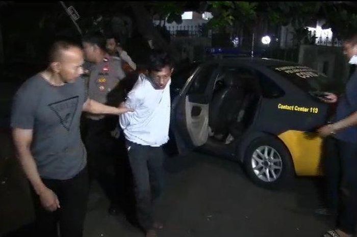 Polisi berhasil meringkus tiga perampok yang sempat memukul kepala seorang kernet truk menggunakan sokbreker di pinggiran tol JORR, Pesanggrahan, Jakarta Selatan