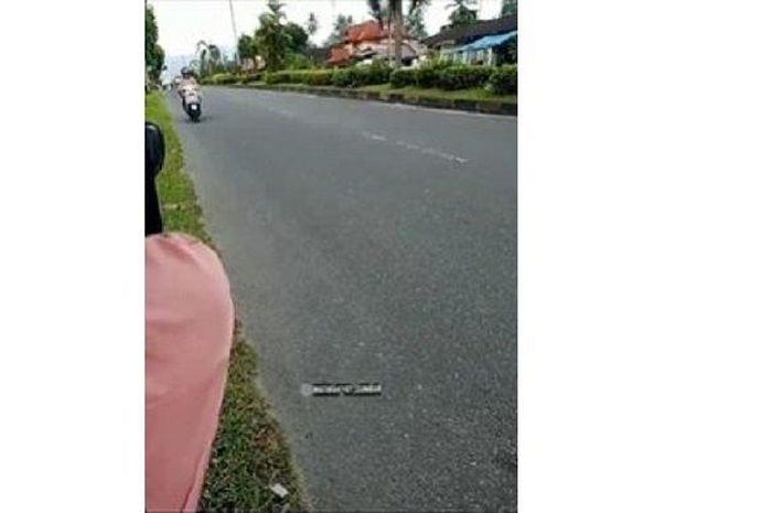 Video perempuan mencaci maki polisi di Padang
